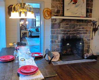 Amazing Cabin Rental with a Stone Fireplace in Lake Harmony, Pennsylvania - Lake Harmony, Pennsylvania - glamping.directory