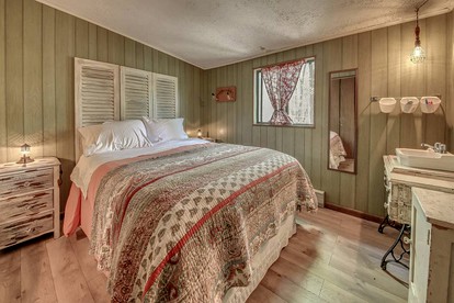 Amazing Cabin Rental with a Stone Fireplace in Lake Harmony, Pennsylvania - Lake Harmony, Pennsylvania - glamping.directory