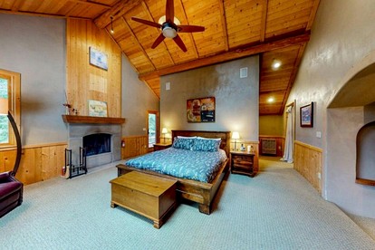 Immaculate Cabin Rental with a Hot Tub next to Lake Pend Oreille in Bonner County, Idaho - Sagle, Idaho - glamping.directory