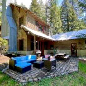 Immaculate Cabin Rental with a Hot Tub next to Lake Pend Oreille in Bonner County, Idaho - glamping.directory