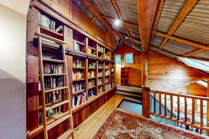 Immaculate Cabin Rental with a Hot Tub next to Lake Pend Oreille in Bonner County, Idaho - Sagle, Idaho - glamping.directory