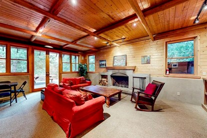 Immaculate Cabin Rental with a Hot Tub next to Lake Pend Oreille in Bonner County, Idaho - Sagle, Idaho - glamping.directory