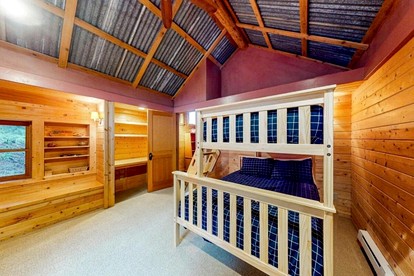 Immaculate Cabin Rental with a Hot Tub next to Lake Pend Oreille in Bonner County, Idaho - Sagle, Idaho - glamping.directory