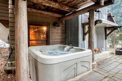 Immaculate Cabin Rental with a Hot Tub next to Lake Pend Oreille in Bonner County, Idaho - Sagle, Idaho - glamping.directory