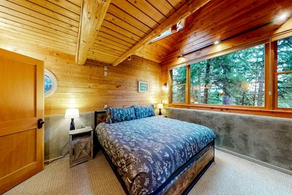 Immaculate Cabin Rental with a Hot Tub next to Lake Pend Oreille in Bonner County, Idaho - Sagle, Idaho - glamping.directory