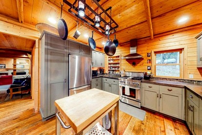 Immaculate Cabin Rental with a Hot Tub next to Lake Pend Oreille in Bonner County, Idaho - Sagle, Idaho - glamping.directory