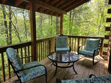 Delightful Cabin with Hot-Tub on the Deck and Indoor Jacuzzi in Arkansas - Eureka Springs, Arkansas - glamping.directory