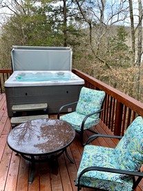 Delightful Cabin with Hot-Tub on the Deck and Indoor Jacuzzi in Arkansas - Eureka Springs, Arkansas - glamping.directory