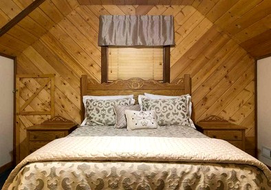 Delightful Cabin with Hot-Tub on the Deck and Indoor Jacuzzi in Arkansas - Eureka Springs, Arkansas - glamping.directory