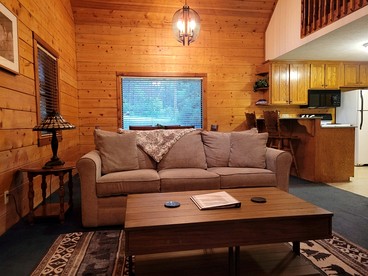 Delightful Cabin with Hot-Tub on the Deck and Indoor Jacuzzi in Arkansas - Eureka Springs, Arkansas - glamping.directory