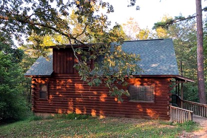 Delightful Cabin with Hot-Tub on the Deck and Indoor Jacuzzi in Arkansas - glamping.directory
