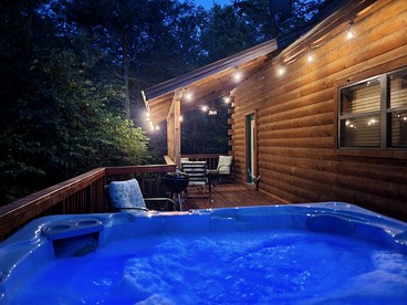 Delightful Cabin with Hot-Tub on the Deck and Indoor Jacuzzi in Arkansas - Eureka Springs, Arkansas - glamping.directory