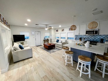 Beautiful Open Plan Beach House with Stunning Florida Bay Views for an Unforgettable Escape in Key Largo, Florida - Key Largo, Florida - glamping.directory
