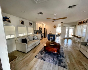 Beautiful Open Plan Beach House with Stunning Florida Bay Views for an Unforgettable Escape in Key Largo, Florida - Key Largo, Florida - glamping.directory