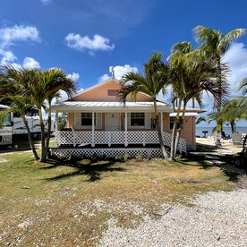 Beautiful Open Plan Beach House with Stunning Florida Bay Views for an Unforgettable Escape in Key Largo, Florida - glamping.directory