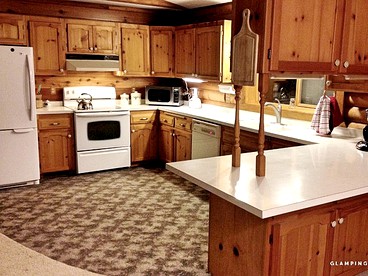Spacious Mountain Cabin with a Hot Tub near Mount Rainier National Park, Washington - Naches, Washington - glamping.directory