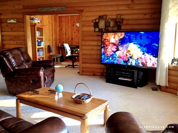 Spacious Mountain Cabin with a Hot Tub near Mount Rainier National Park, Washington - Naches, Washington - glamping.directory