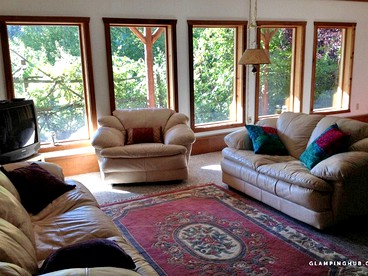 Spacious Mountain Cabin with a Hot Tub near Mount Rainier National Park, Washington - Naches, Washington - glamping.directory