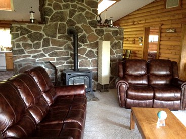Spacious Mountain Cabin with a Hot Tub near Mount Rainier National Park, Washington - Naches, Washington - glamping.directory