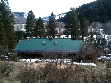 Spacious Mountain Cabin with a Hot Tub near Mount Rainier National Park, Washington - Naches, Washington - glamping.directory