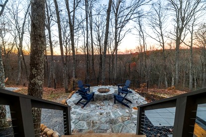 Scenic Bluffside Tiny Home Retreat with Kid-Friendly Loft near South Cumberland in Monteagle, Tennessee - Monteagle, Tennessee - glamping.directory
