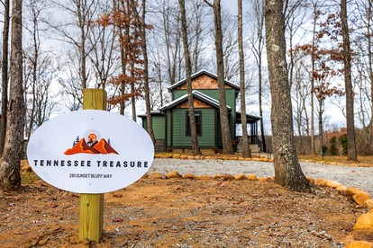 Scenic Bluffside Tiny Home Retreat with Kid-Friendly Loft near South Cumberland in Monteagle, Tennessee - Monteagle, Tennessee - glamping.directory