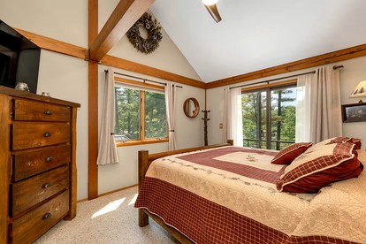 Scenic Lakefront Escape with Kayaks and Canoes in Meredith, New Hampshire - Meredith, New Hampshire - glamping.directory