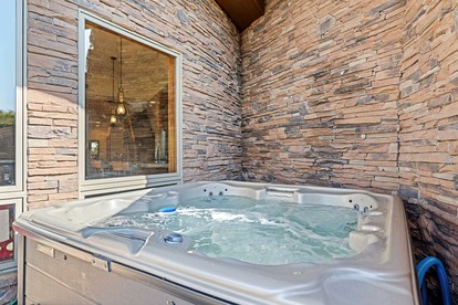 Luxury Mountain Cabin with Hot Tub and Panoramic Views near Pigeon Forge, Tennessee - Sevierville, Tennessee - glamping.directory