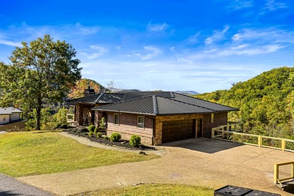 Luxury Mountain Cabin with Hot Tub and Panoramic Views near Pigeon Forge, Tennessee - Sevierville, Tennessee - glamping.directory