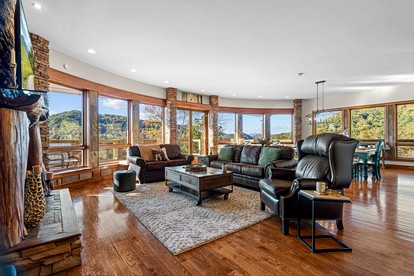 Luxury Mountain Cabin with Hot Tub and Panoramic Views near Pigeon Forge, Tennessee - Sevierville, Tennessee - glamping.directory