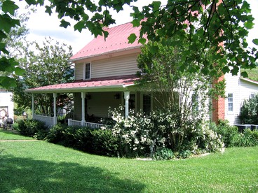 Lovely Cottage on Farm near Shenandoah National Park, Virginia - glamping.directory