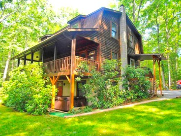 Rustic and Pet-Friendly Cabin Rental with Outdoor Hot Tub near Wisp Resort, Maryland - glamping.directory