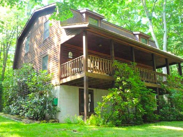 Rustic and Pet-Friendly Cabin Rental with Outdoor Hot Tub near Wisp Resort, Maryland - Swanton, Maryland - glamping.directory