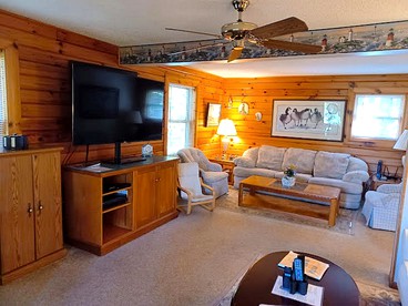 Rustic and Pet-Friendly Cabin Rental with Outdoor Hot Tub near Wisp Resort, Maryland - Swanton, Maryland - glamping.directory