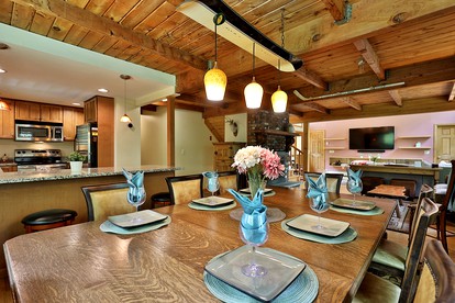 Gorgeous Luxury Cabin with Hot Tub for Family and Ski Getaways in Killington, Vermont - Killington, Vermont - glamping.directory