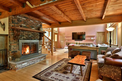 Gorgeous Luxury Cabin with Hot Tub for Family and Ski Getaways in Killington, Vermont - Killington, Vermont - glamping.directory