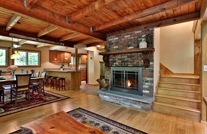 Gorgeous Luxury Cabin with Hot Tub for Family and Ski Getaways in Killington, Vermont - Killington, Vermont - glamping.directory
