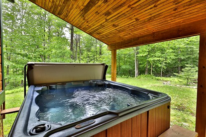 Gorgeous Luxury Cabin with Hot Tub for Family and Ski Getaways in Killington, Vermont - Killington, Vermont - glamping.directory
