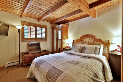 Gorgeous Luxury Cabin with Hot Tub for Family and Ski Getaways in Killington, Vermont - Killington, Vermont - glamping.directory