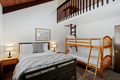 Peaceful Family Retreat with Jacuzzi Nestled Among Nature in Oregon - Sunriver, Oregon - glamping.directory