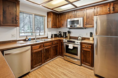 Peaceful Family Retreat with Jacuzzi Nestled Among Nature in Oregon - Sunriver, Oregon - glamping.directory