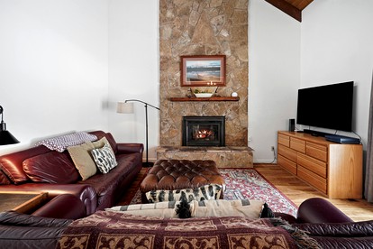 Peaceful Family Retreat with Jacuzzi Nestled Among Nature in Oregon - Sunriver, Oregon - glamping.directory