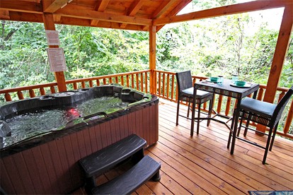 Secluded Woodland Cabin with a Hot Tub Perfect for a Romantic Getaway near Logan, Ohio - Logan, Ohio - glamping.directory