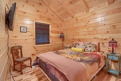 Secluded Woodland Cabin with a Hot Tub Perfect for a Romantic Getaway near Logan, Ohio - Logan, Ohio - glamping.directory