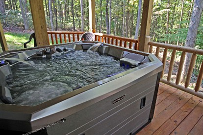Secluded Woodland Cabin with a Hot Tub Perfect for a Romantic Getaway near Logan, Ohio - Logan, Ohio - glamping.directory
