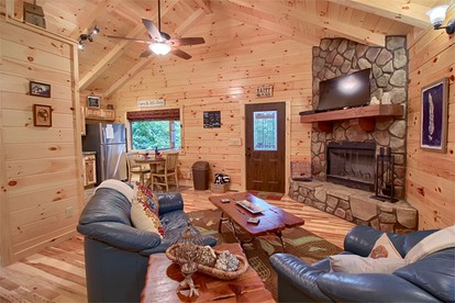 Secluded Woodland Cabin with a Hot Tub Perfect for a Romantic Getaway near Logan, Ohio - Logan, Ohio - glamping.directory