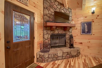 Secluded Woodland Cabin with a Hot Tub Perfect for a Romantic Getaway near Logan, Ohio - Logan, Ohio - glamping.directory