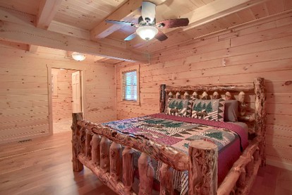 Secluded Woodland Cabin with a Hot Tub Perfect for a Romantic Getaway near Logan, Ohio - Logan, Ohio - glamping.directory