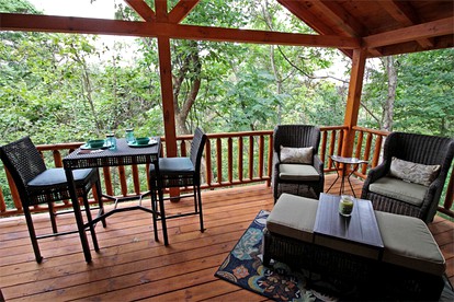 Secluded Woodland Cabin with a Hot Tub Perfect for a Romantic Getaway near Logan, Ohio - Logan, Ohio - glamping.directory