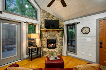 Romantic 1-Bedroom Cabin with Fireplace, Hot Tub & Nature Views Near Broken Bow - Broken Bow, Oklahoma - glamping.directory